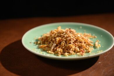 桌面上的盘子里的美味可口的香葱酥