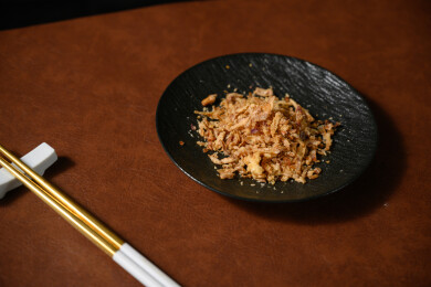 桌面上的盘子里的美味可口的香葱酥