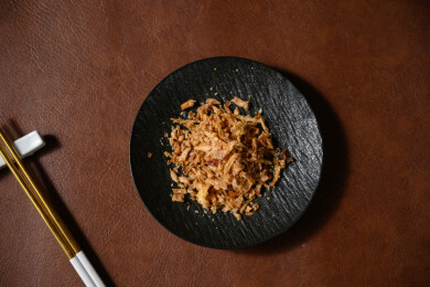 桌面上的盘子里的美味可口的香葱酥