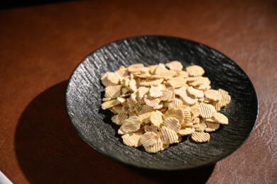 桌面上的盘子里的美味可口的鹰嘴豆片