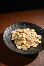 桌面上的盘子里的美味可口的鹰嘴豆片
