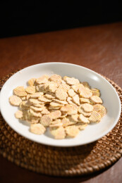 桌面上的盘子里的美味可口的鹰嘴豆片