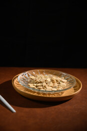 桌面上的盘子里的美味可口的鹰嘴豆片