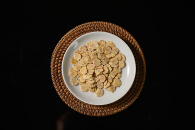 桌面上的盘子里的美味可口的鹰嘴豆片