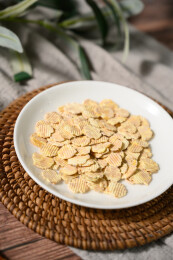桌面上的盘子里的美味可口的鹰嘴豆片