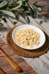 桌面上的盘子里的美味可口的鹰嘴豆片
