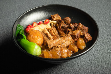 水泥纹路桌面上有一份筋头巴脑牛肉面