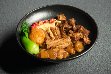 水泥纹路桌面上有一份筋头巴脑牛肉面