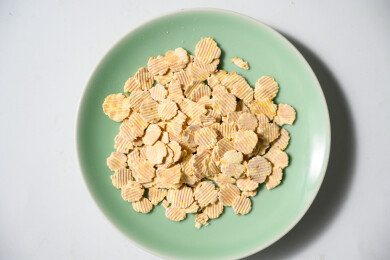 桌面上的盘子里的美味可口的鹰嘴豆片