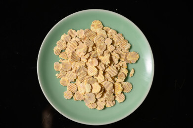 桌面上的盘子里的美味可口的鹰嘴豆片