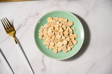 桌面上的盘子里的美味可口的鹰嘴豆片