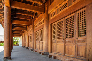 浙江嘉兴市桐乡濮院时尚古镇传统木建筑走廊