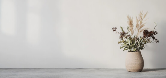 灰色背景下桌子上的纸特写镜头