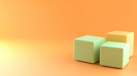 橙色背景下的彩色玩具特写镜头