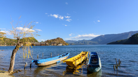 四川盐源县与云南宁蒗县交界泸沽湖秋冬景色
