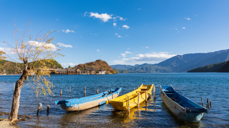 四川盐源县与云南宁蒗县交界泸沽湖秋冬景色