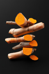 姜粉与姜块黑色背景