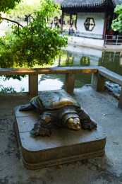 中国江苏省苏州市 西园寺内的斑鳖铜雕像