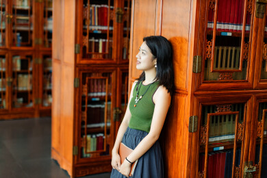 女生书架旁看书