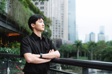 亚洲商务男子环抱双臂看远方