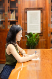 女生复习做笔记