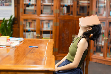 女生看书感到疲惫