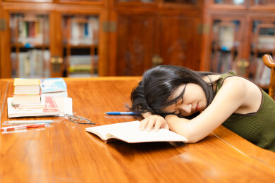 女生看书感到疲惫