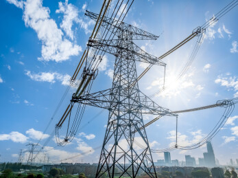 高压电力塔供电设备和天空云景