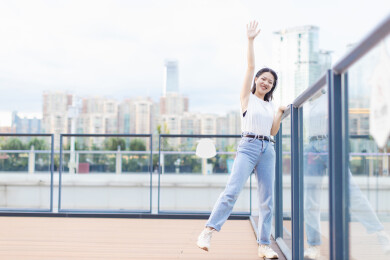 女生在城市建筑广场招手