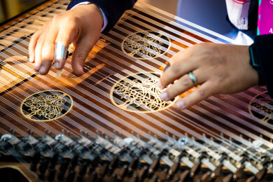 一位女士正在弹奏卡龙琴弦乐乐器