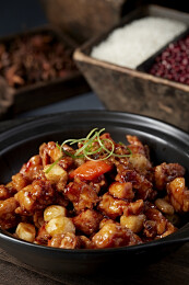 砂锅彩椒酱汁红烧蒜香鸡