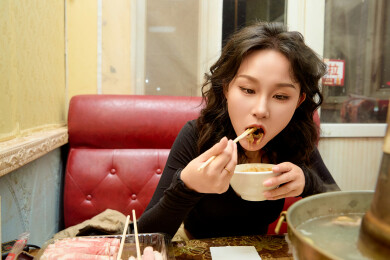 饭店吃传统铜锅涮肉的东方美女