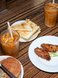 餐桌上的奶茶烤面包和公仔面