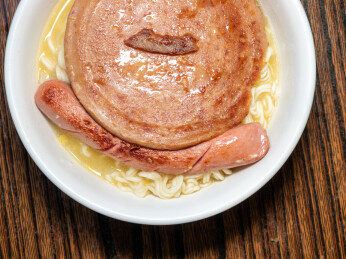 餐桌上的午餐肉方便面和冻奶茶