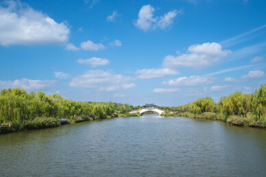 蓝天白云下江苏盐城大洋湾旅游风景区景观
