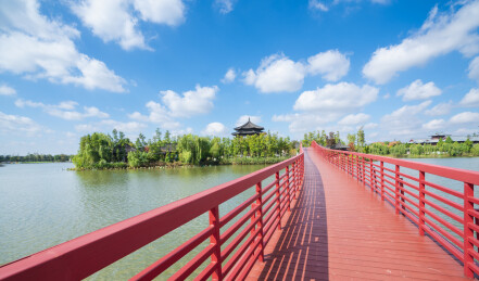 蓝天白云下江苏盐城大洋湾旅游风景区景观