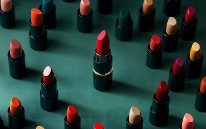 排列整齐的彩色口红背景