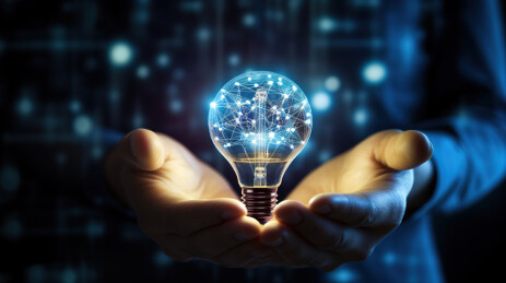 双手捧着发光的灯泡