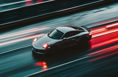 汽车在道路上的高角度视图