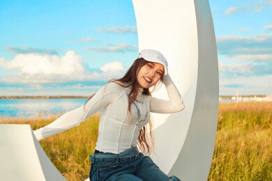 在旅游区湖边打卡点拍照的美女