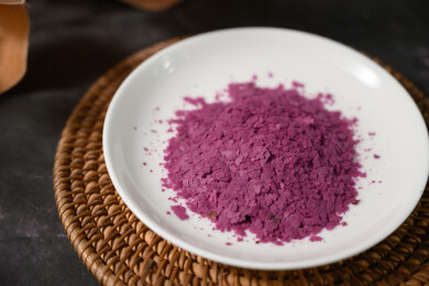 桌面上的盘子里的美味可口的紫薯雪花片