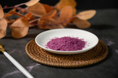 桌面上的盘子里的美味可口的紫薯雪花片