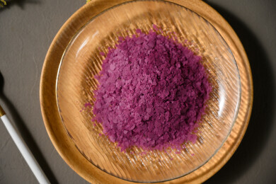 桌面上的盘子里的美味可口的紫薯雪花片