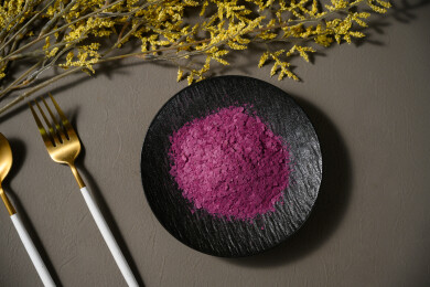 桌面上的盘子里的美味可口的紫薯雪花片