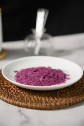 桌面上的盘子里的美味可口的紫薯雪花片