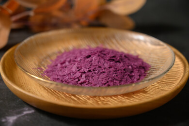 桌面上的盘子里的美味可口的紫薯雪花片