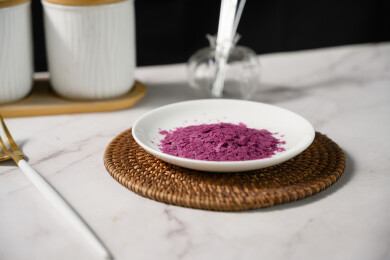 桌面上的盘子里的美味可口的紫薯雪花片