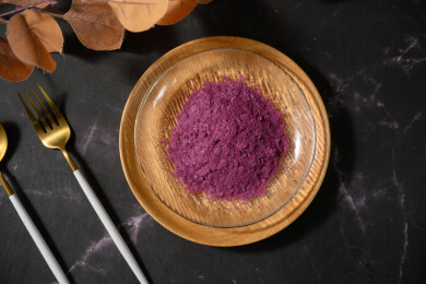 桌面上的盘子里的美味可口的紫薯雪花片