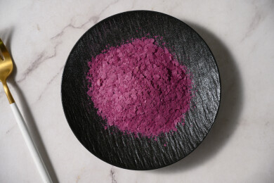 桌面上的盘子里的美味可口的紫薯雪花片