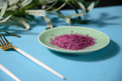 桌面上的盘子里的美味可口的紫薯雪花片